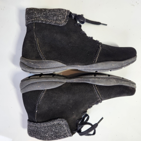 Clarks Roseville Black Suede Laced Ankle Booties Womens 9.5 - Picture 3 of 12